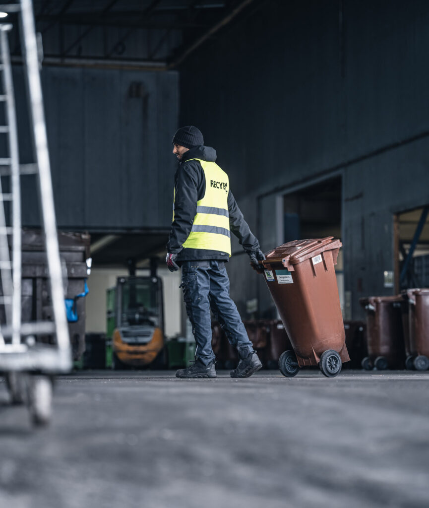 Recybio - le retour à la terre de vos bio-déchets - reportage solutions bacs collecte camion RECYBIO - sacs papier krafts - fournisseur de sacs kraft en papier et de bio-seau